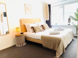 Multi-bedroom Stay, 9 Rooms Near Beach, hotel v destinaci Zoutelande