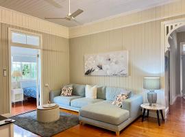 Childers Charmer with Aircon, WIFI & modern luxuries, hotel v destinaci Childers