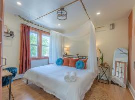 Zen Den With King Bed and Very Close to Airport, hotel in Newark