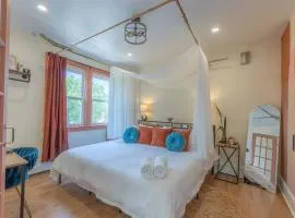Zen Den With King Bed and Very Close to Airport
