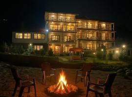 Nature Valley Riverside Cottage - A Beautiful Cottage Nested in Nature's Lap Tirthan Valley, casa de campo em Jibhi