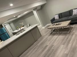 Bright & Cozy Basement Retreat, hotel a Oshawa