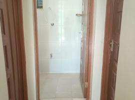 Stylish 2BR with Wi-Fi and secure parking, cheap hotel in Kakamega