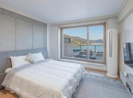 Maremonte Pension, villa à Geoje