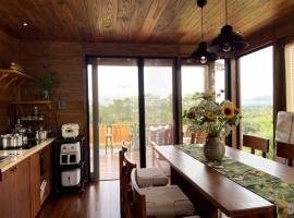 Măng Đen - Phiên Nhiên Homestay, ξενοδοχείο με υδρομασάζ σε Kon Plong