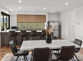 Spacious Family Coastal Retreat, 4BR, BBQ