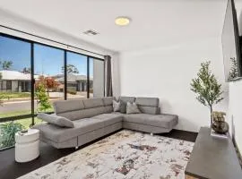 Spacious Family Coastal Retreat, 4BR, BBQ