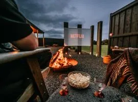 Stunning couples getaway - Outdoor cinema and fire