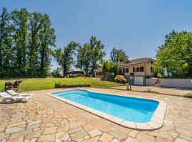 Villa with Pool in Unesco, 4 Room, Parking e Free WiFi, ξενοδοχείο σε San Damiano dʼAsti