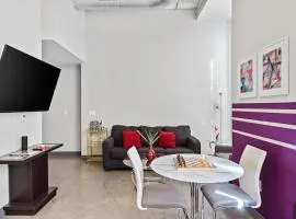 Beautiful Downtown Apartment with Pool, Laundry, Parking