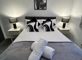 Dovefield House - Modern 3 Bed Home from Home - Alton Towers, Uttoxeter Races