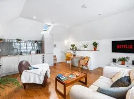 Brighton Seaside Stay – Modern Home with Patio & Balcony