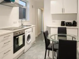 Heated 4 Bedroom House with 2 Bathrooms Near O2 and ExCeL