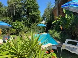 Tuchita House en Cataratas con piscina compartida parrilla, cochera