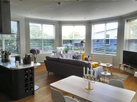 Travaal.©om - 3 Bed Serviced Apartment Farnborough, hotel v destinaci Farnborough