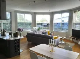 Travaal.©om - 3 Bed Serviced Apartment Farnborough