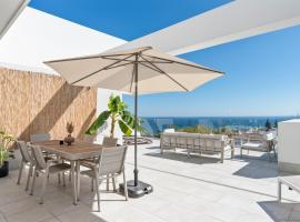 Luxury Penthouse with Big Terrace and Seaviews, hotel a Manilva