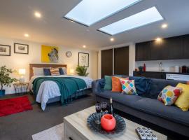 Bright Modern Guesthouse - Free Parking, Near CBD, guest house in Christchurch