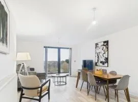 Modern 2-Bed 2-Bath Apartment in Central Ashford
