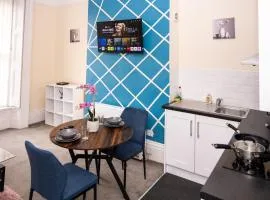 Rugby 1-BR Apt, Parking, City Centre, Sleeps 3