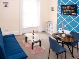 Rugby 1-BR Apt, Parking, City Centre, Sleeps 3