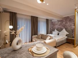 Elegant Ivory Studio by Blvd 16B7 - Quiet Garden View in Pipera, hotel en Pipera