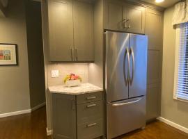 South Seattle gated community 90 day minimum، فندق في كينت