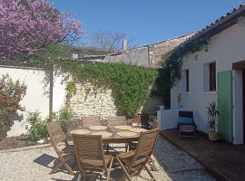 Gîte de la cour, Hotel in Arçais