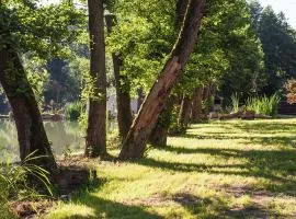 Rustikálna chalúpka pri jazere