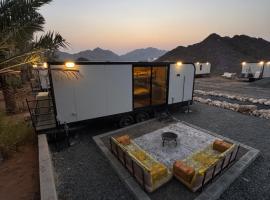 The Out, pet-friendly hotel in Sinādil