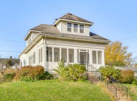 1 Mi to Downtown Dubuque! Spacious Home, Hotel in Dubuque