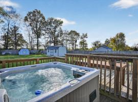 Cozy Retreat with Hot Tub in Peaceful Goshen, hotel a Goshen