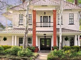 Luxurious Bed and Breakfast Vacation Rental for Large Groups in East Texas, hotel in Zavalla