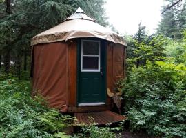 Nauti Otter Inn and Yurt Village, hotel v destinaci Bear Creek