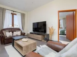 Spacious 3-bedroom House with the Excellent Location Near the Airport by Noclegi Renters