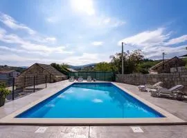 Villa Gloria: Stylish 5-Bedroom Retreat with Private Pool and Stunning Valley Views