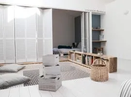 Loft avec filet d'habitation suspendu géant proche mer