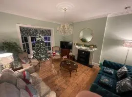 Luxury 2 Bedroom Georgian home, hot tub, sea view, private garden, sleeps 6