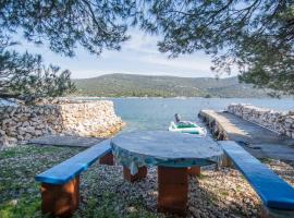 Secluded fisherman's cottage Cove Ladjin - Landjin, Pasman - 8500, hotel in Tkon