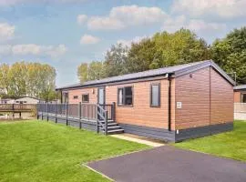 Beryl Lodge with Hot Tub