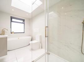 Juliet balcony room, hotel in Lower Sydenham Station