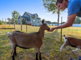 Oconto में, होटल The Goat House Waterfront Hottub Stargazing