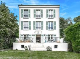 House, garden, Eiffel Tower, Palace of Versailles，位于塞夫尔的酒店