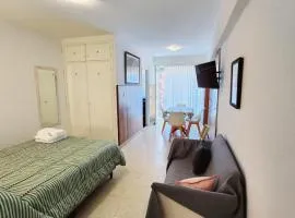 Monoambiente y sala de estar con garage