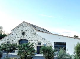 "La Petite Félixière" à 25 min du Puy du Foù, 10 min de Cholet, et 35 min de Nantes, hotel in Saint-André-de-la-Marche