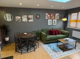 Watford High Street apartment with kitchen & sofa bed