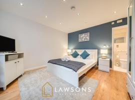 2BR House, Walk to Windsor Castle, Parking for 2, hótel í Windsor