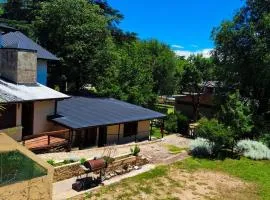 Pequeño chalet con frente al arroyo