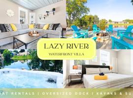 Lazy River Villa - Hottub! Fenced Yard! Fire Pit!, hotel a Oconto