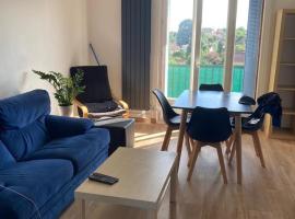 T3 cozy Saint Genis Laval - balcony - quiet - HLS, hotel in Saint-Genis-Laval